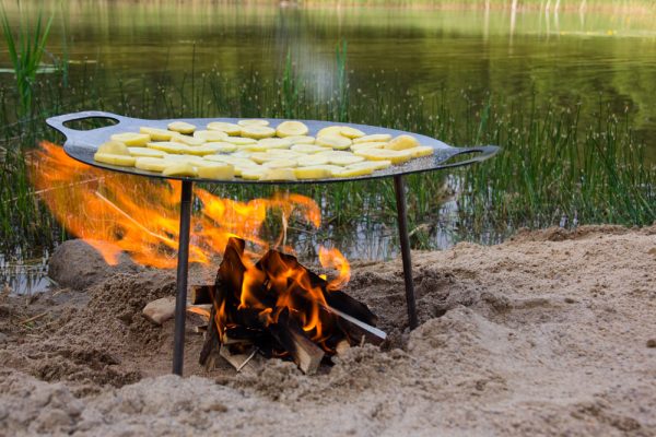 fs48 Grill und Feuerschale mit Bratkartoffeln